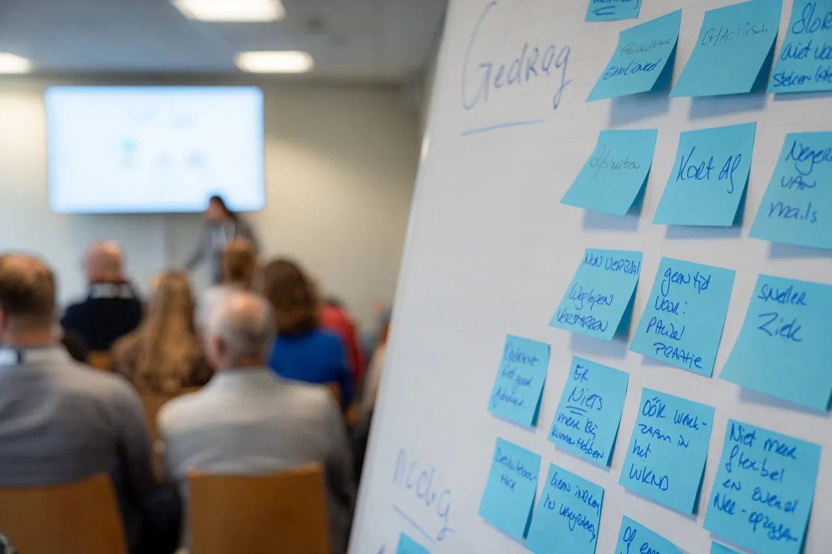 Zaal met post-its op de flipover