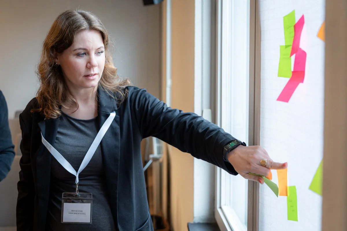 Deelnemer wijst naar post-its